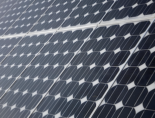 บล็อกบริษัทล่าสุดเกี่ยวกับ ราคาทองคำขาวพุ่งสูงขึ้น ทำให้บริษัทโฟโตโวลเทอิกเร่งลดการใช้เงิน